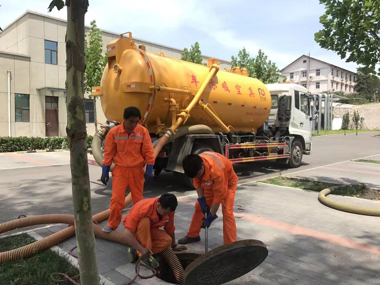 进贤管道疏通车停在窨井附近